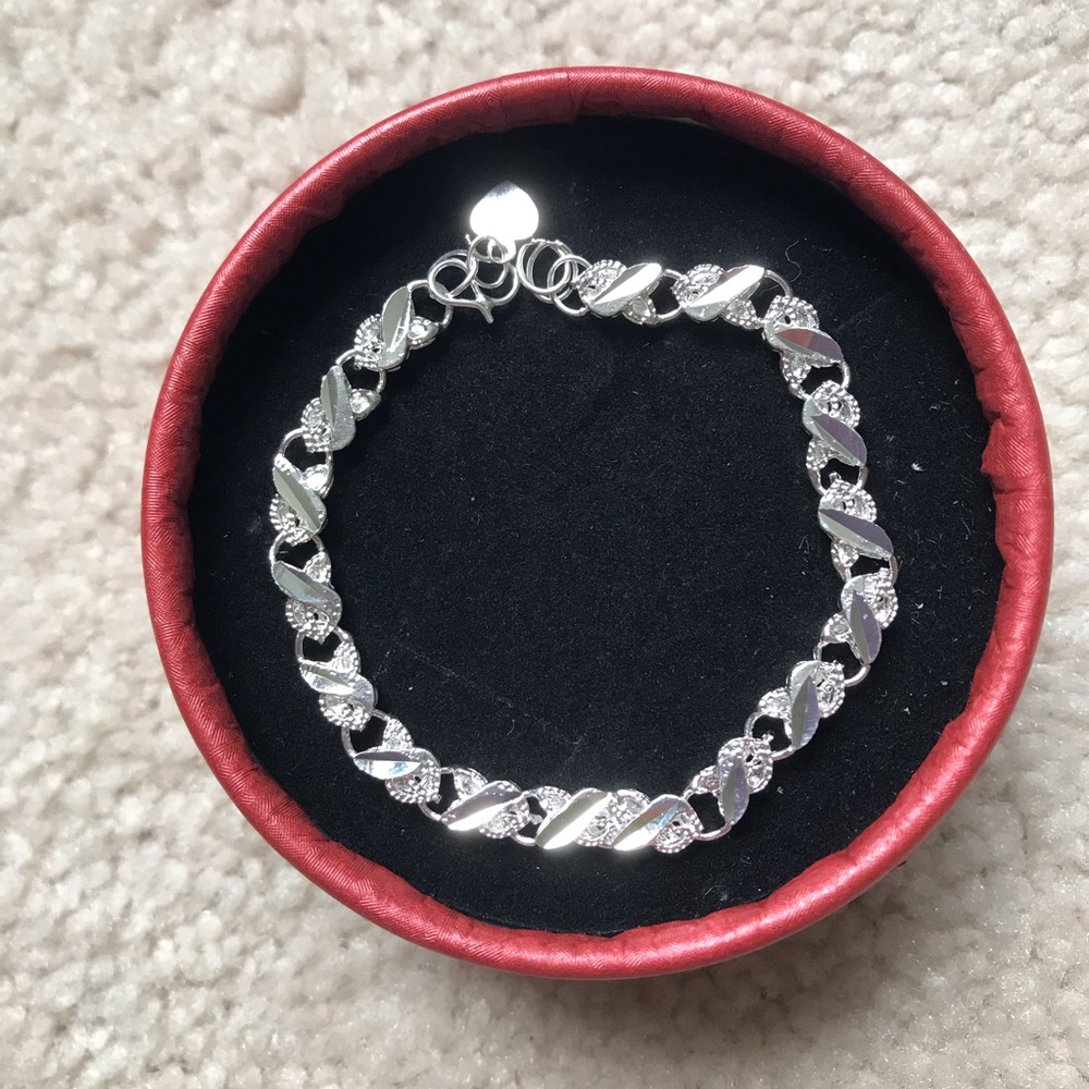 NWOT Silver-toned Twist Chain Bracelet Minimalist Style with Gift Box